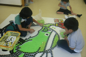 遊ぶ園児たち